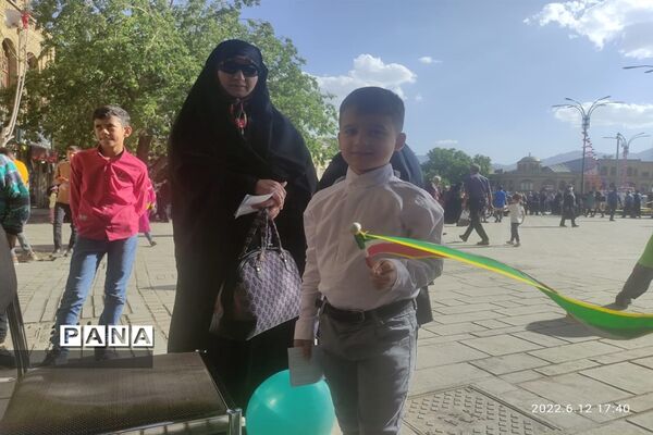 اجرای سرود سلام فرمانده در میدان امام خمینی همدان
