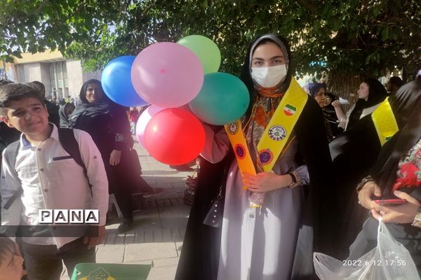 اجرای سرود سلام فرمانده در میدان امام خمینی همدان