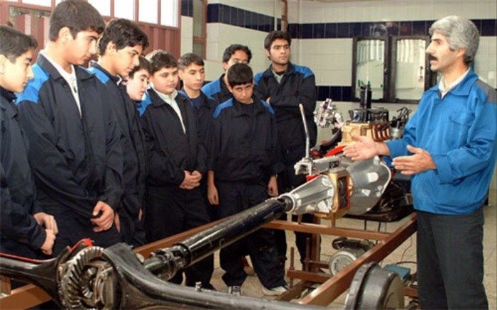 انتخاب مسیر شغلی باید از دوران دبیرستان شکل گیرد