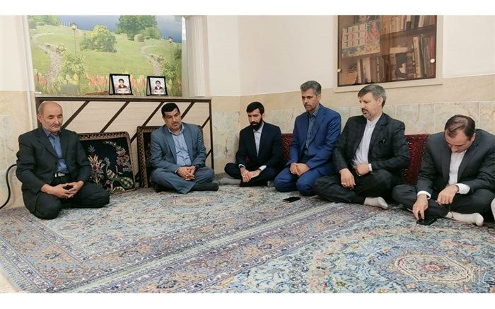 دیدار باقرزاده با خانواده شهیدان دانش آموزان محمود و علیرضا آبیز در زاهدان