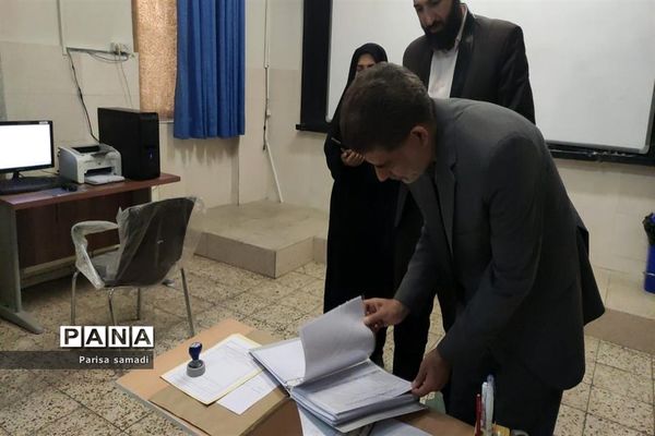 بازدید سرزده رئیس مرکز سنجش و پایش کیفیت آموزشی وزارت آموزش و پرورش از حوزه‌های امتحانات نهایی منطقه ۱۳