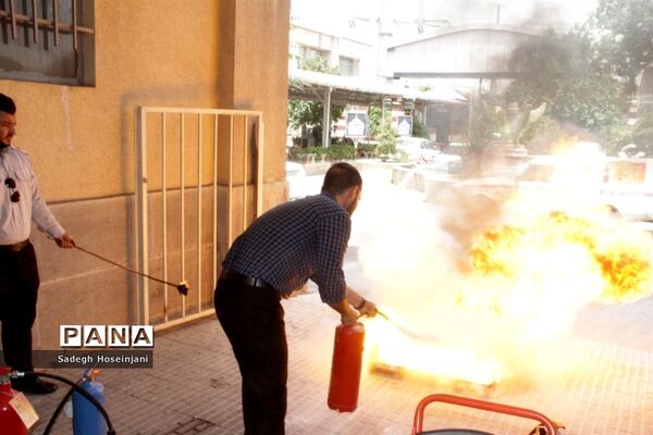برگزاری کارگاه آموزشی و عملی اطفاء حریق در آموزش و پرورش منطقه ۱۳ تهران