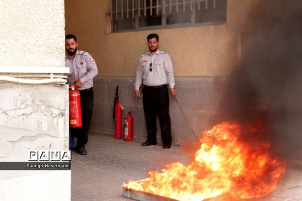برگزاری کارگاه آموزشی و عملی اطفاء حریق در آموزش و پرورش منطقه ۱۳ تهران
