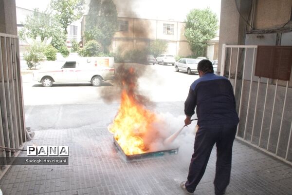 برگزاری کارگاه آموزشی و عملی اطفاء حریق در آموزش و پرورش منطقه ۱۳ تهران