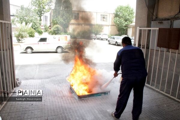 برگزاری کارگاه آموزشی و عملی اطفاء حریق در آموزش و پرورش منطقه ۱۳ تهران