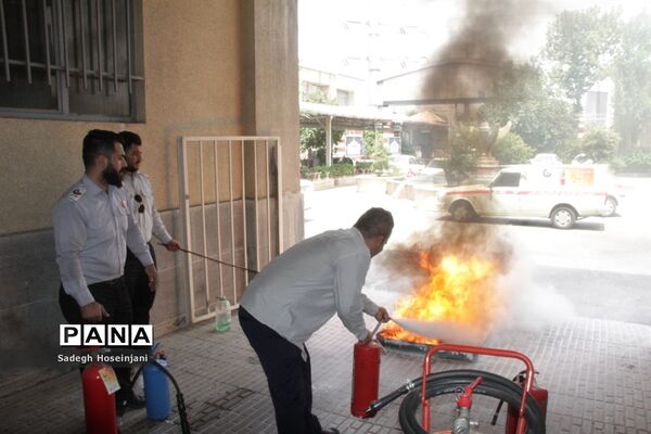برگزاری کارگاه آموزشی و عملی اطفاء حریق در آموزش و پرورش منطقه ۱۳ تهران