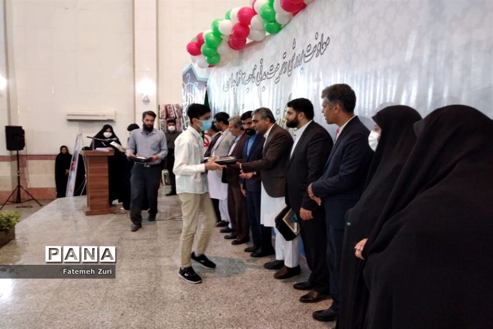 تجلیل از برگزیدگان مرحله استانی هشتمین دوره جشنواره نوجوان خوارزمی در سیستان و بلوچستان