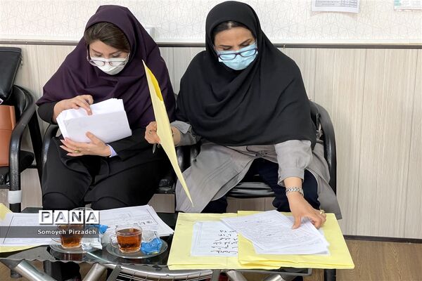 بازدید، نقد و بررسی اوراق امتحانی در مدارس ناحیه یک اهواز