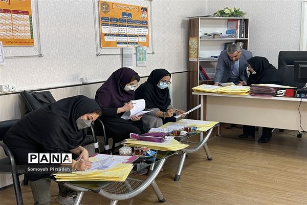 بازدید، نقد و بررسی اوراق امتحانی در مدارس ناحیه یک اهواز