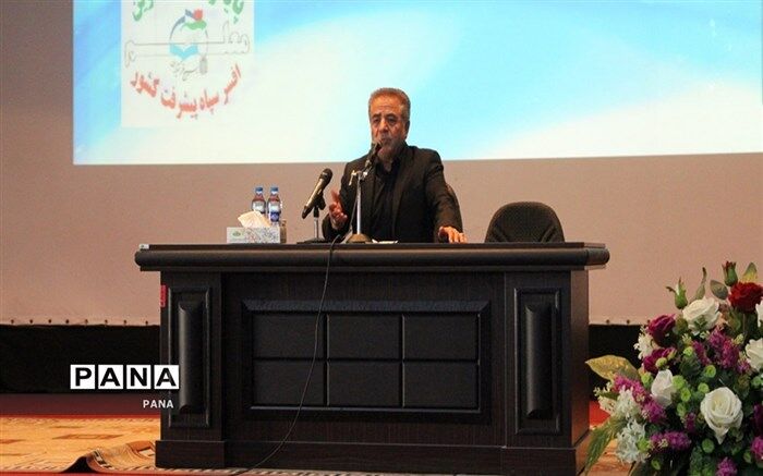 معلمان در جامعه متعهد بودن را آموزش می‌دهند