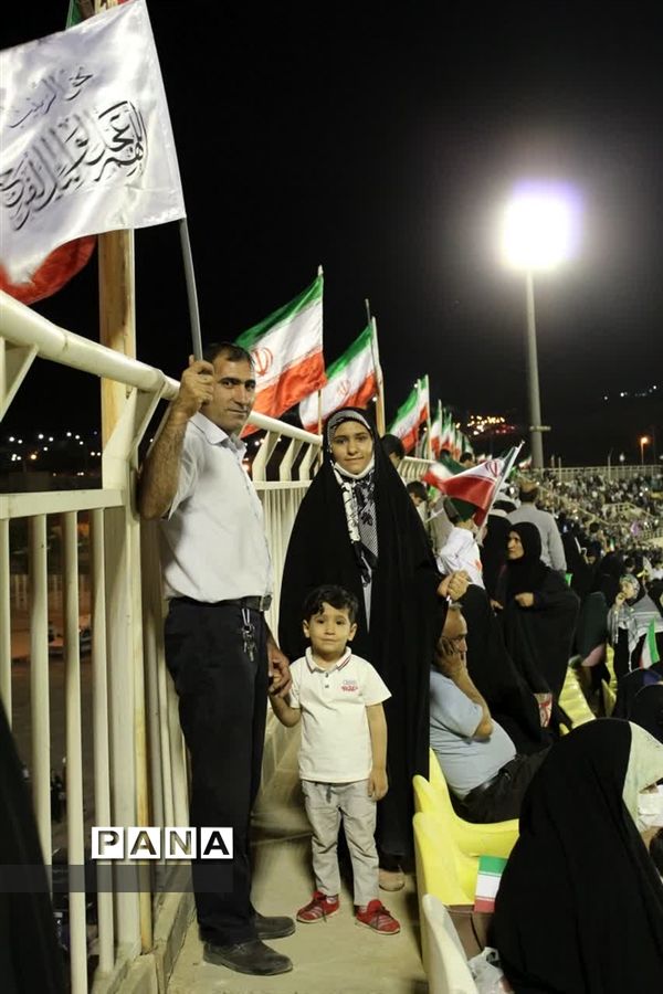 همخوانی سرود سلام فرمانده ورزشگاه امیرکبیر کاشان توسط دهه نودی‌ها