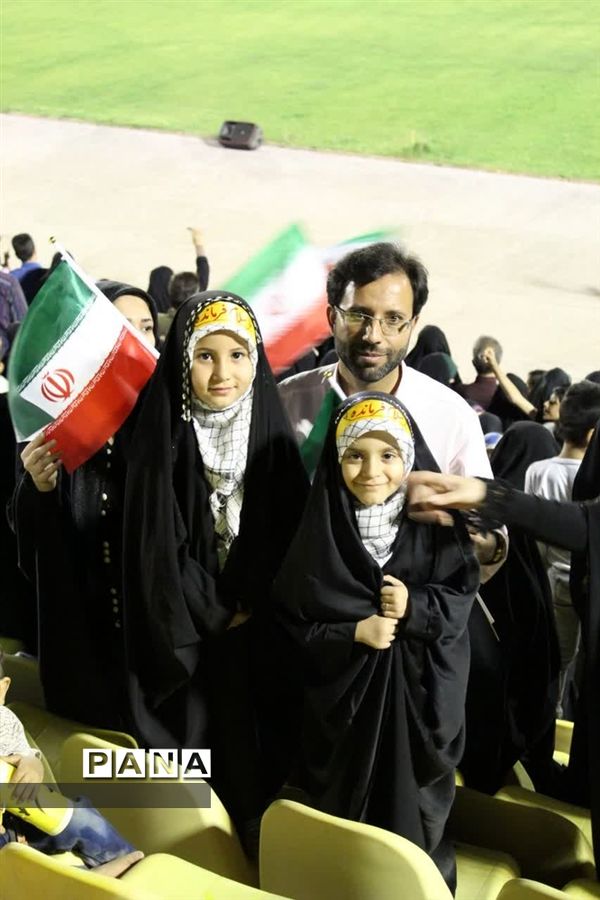 همخوانی سرود سلام فرمانده ورزشگاه امیرکبیر کاشان توسط دهه نودی‌ها