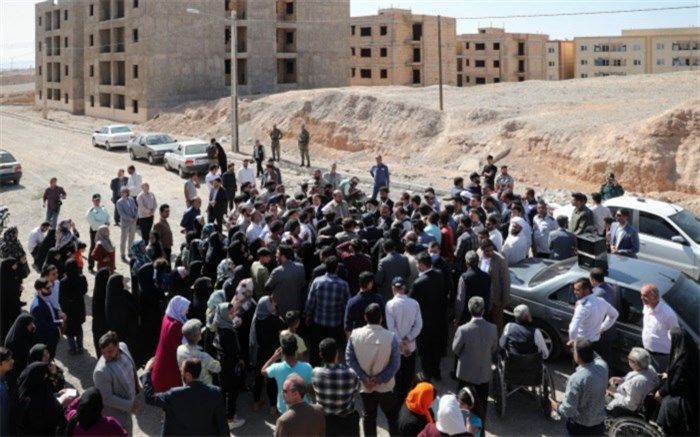 حضور آیت‌الله رئیسی در مجتمع مسکونی نیمه‌تمام آژینه پیشوا