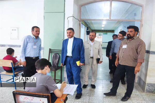 بازدید مدیرکل آموزش و پرورش قم از حوزه‌های امتحان ورودی تیزهوشان