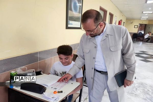 بازدید مدیرکل آموزش و پرورش قم از حوزه‌های امتحان ورودی تیزهوشان