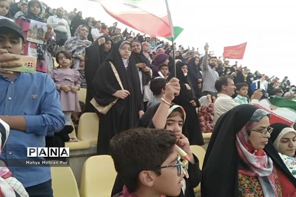 اجرای همگانی سرود سلام فرمانده در زاهدان