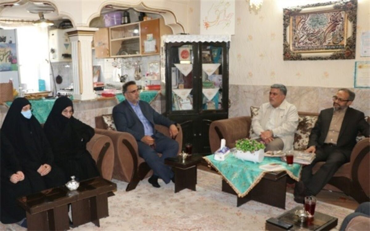 شهدا بهترین الگو برای جوانان هستند