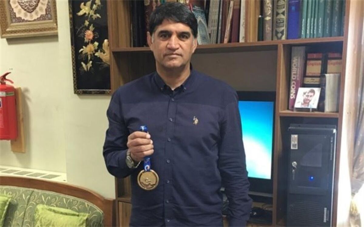 غلامپور مدالش را به آستان قدس رضوی اهدا کرد