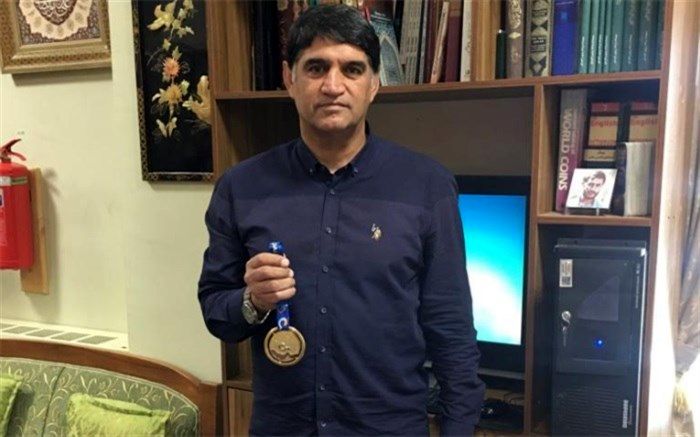 غلامپور مدالش را به آستان قدس رضوی اهدا کرد