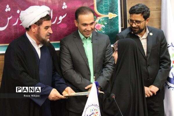 تقدیر ازدانش‌پژوهان برتر شهرستان بهارستان