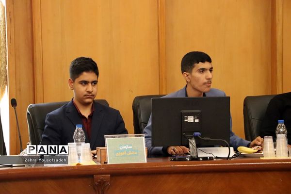 دیدار وزیر آموزش و پرورش با نمایندگان تشکل‌های دانش‌آموزی استان فارس