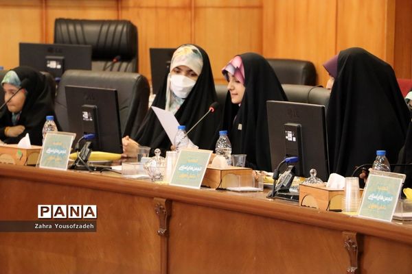 دیدار وزیر آموزش و پرورش با نمایندگان تشکل‌های دانش‌آموزی استان فارس