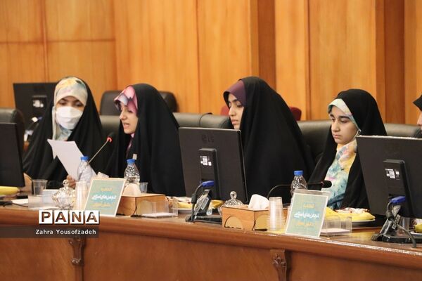 دیدار وزیر آموزش و پرورش با نمایندگان تشکل‌های دانش‌آموزی استان فارس