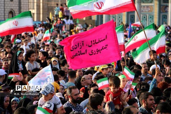 همخوانی سرود سلام فرمانده در مسجد مقدس جمکران-4