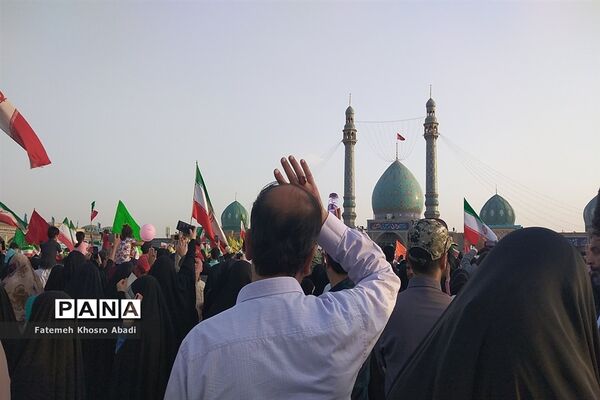 شور و حماسه زائران مسجد جمکران در همخوانی «سلام فرمانده»-6