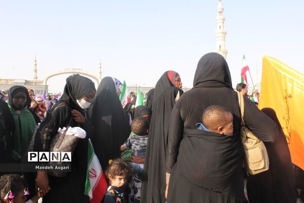 شور و حماسه زائران مسجد جمکران در همخوانی «سلام فرمانده»-6