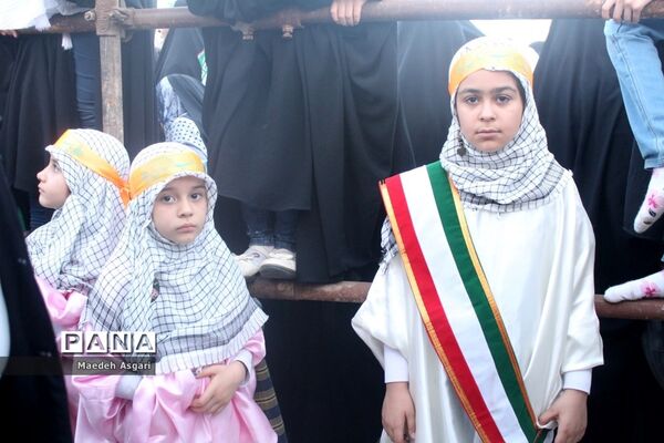 شور و حماسه زائران مسجد جمکران در همخوانی «سلام فرمانده»-6