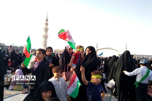 شور و حماسه زائران مسجد جمکران در همخوانی «سلام فرمانده»-6