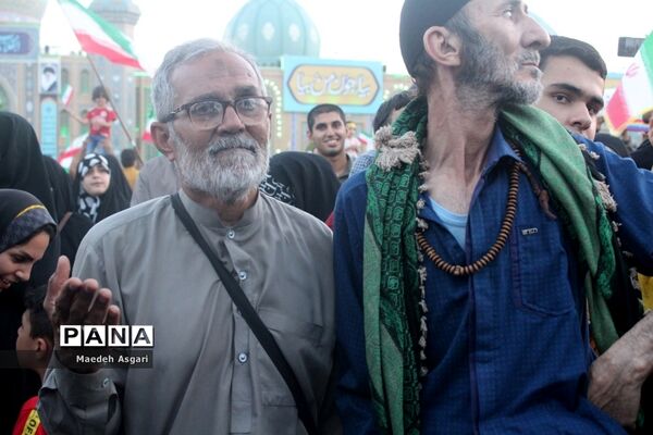 شور و حماسه زائران مسجد جمکران در همخوانی «سلام فرمانده»-6