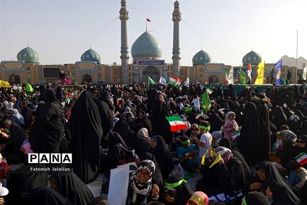 شور و حماسه زائران مسجد جمکران در همخوانی «سلام فرمانده»-6