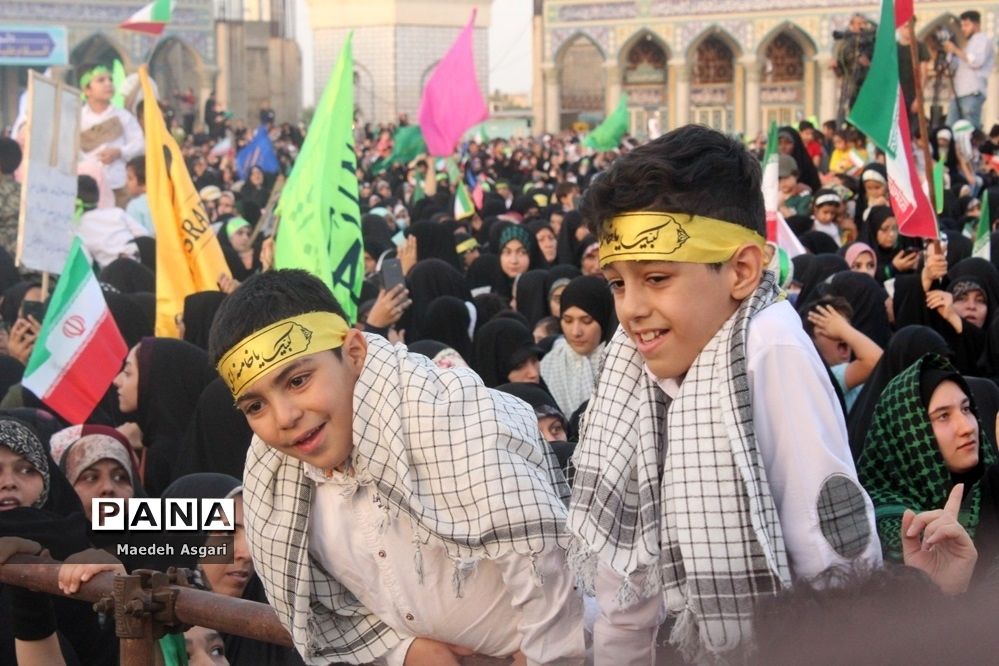 شور و حماسه زائران مسجد جمکران در همخوانی «سلام فرمانده»-6