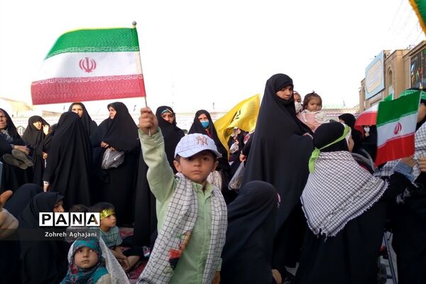 شور و حماسه زائران مسجد جمکران در همخوانی «سلام فرمانده»-6