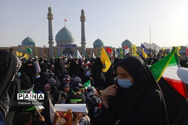 شور و حماسه زائران مسجد جمکران در همخوانی «سلام فرمانده»-6
