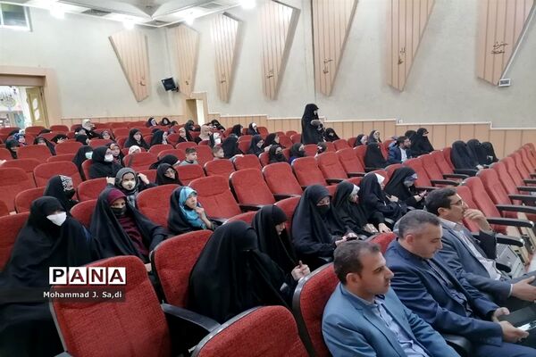مراسم تجلیل از دختران دانش‌آموز برگزیده مسابقات قرآن، عترت و نماز ناحیه یک قم