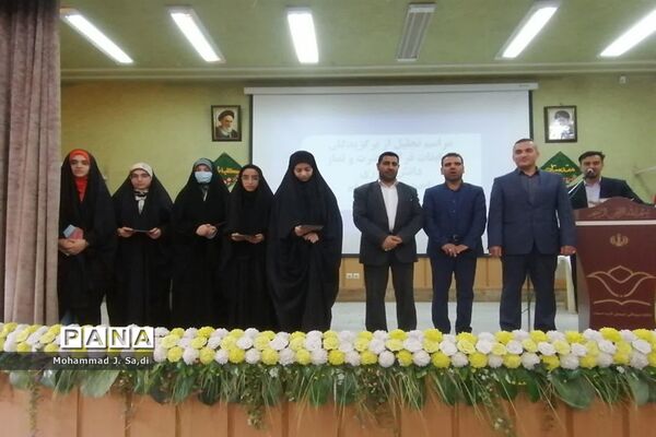 مراسم تجلیل از دختران دانش‌آموز برگزیده مسابقات قرآن، عترت و نماز ناحیه یک قم
