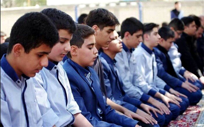 برپایی نماز جماعت در مدارس مهم‌تر از نماز جماعت مساجد است