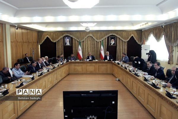 نشست ساماندهی تالاب‌ها و رودخانه‌های رشت با حضور معاون اجرایی رئیس‌جمهوری