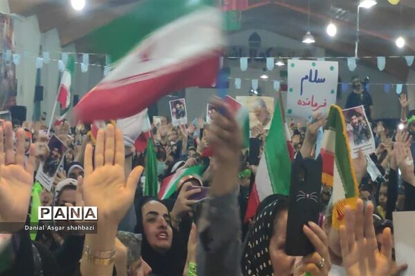 اجرای سرود سلام فرمانده در اجتماع بزرگ مردم شهرستان نور