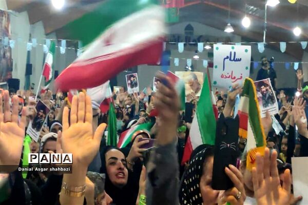 اجرای سرود سلام فرمانده در اجتماع بزرگ مردم شهرستان نور