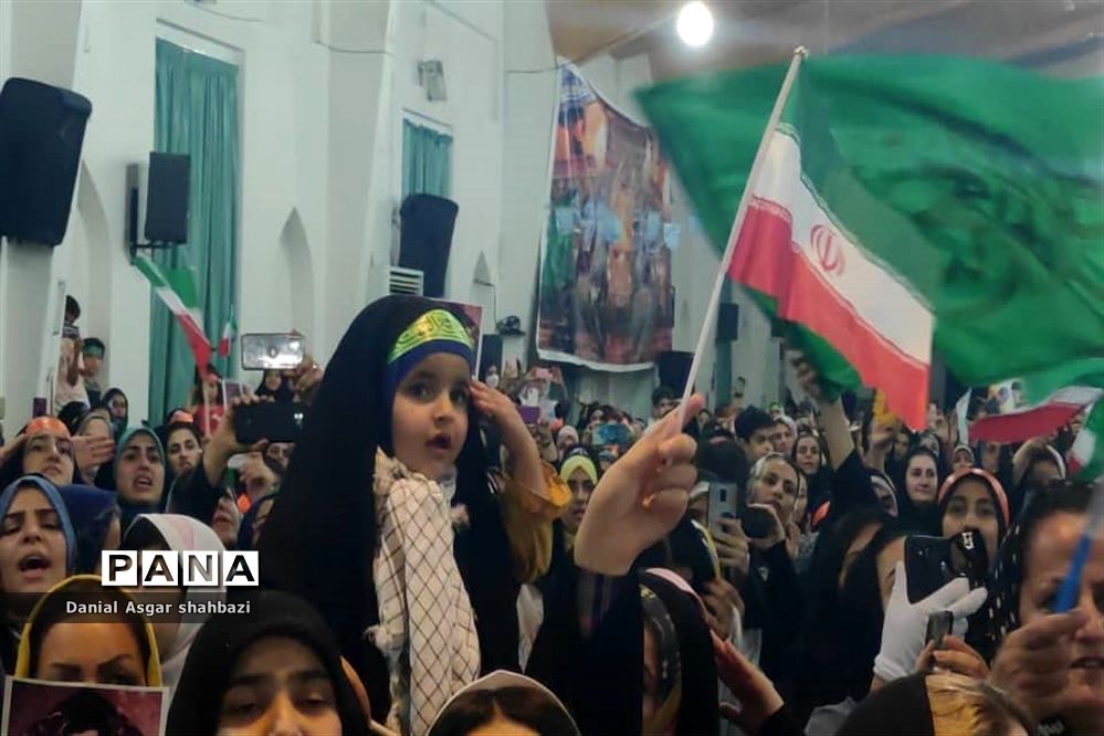 اجرای سرود سلام فرمانده در اجتماع بزرگ مردم شهرستان نور