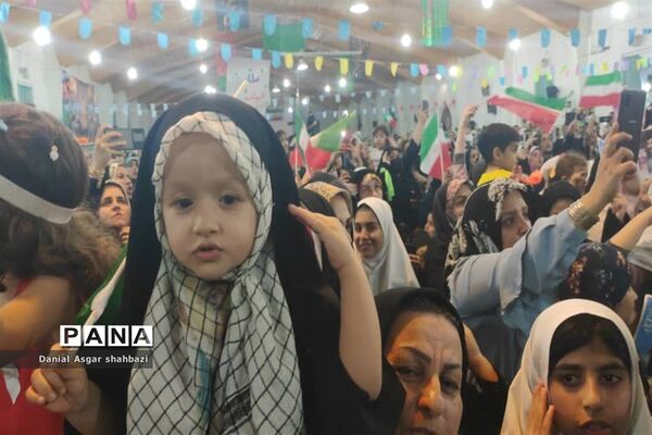 اجرای سرود سلام فرمانده در اجتماع بزرگ مردم شهرستان نور