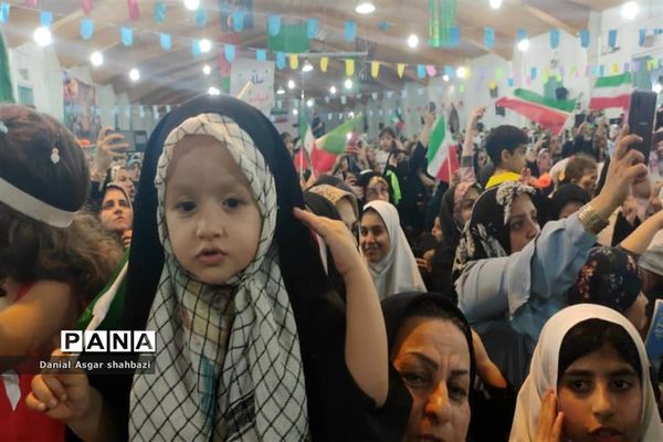 اجرای سرود سلام فرمانده در اجتماع بزرگ مردم شهرستان نور