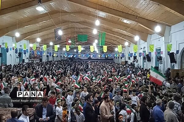 اجرای سرود سلام فرمانده در اجتماع بزرگ مردم شهرستان نور