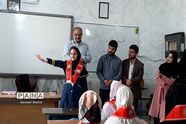 بازدید رئیس سازمان دانش‌آموزی استان فارس از پایگاه فعالیت تابستانی در ناحیه یک شیراز