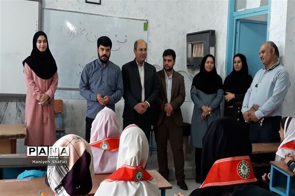 بازدید رئیس سازمان دانش‌آموزی استان فارس از پایگاه فعالیت تابستانی در ناحیه یک شیراز