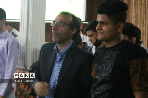 تجلیل از دانش‌آموزان برتر دبیرستان امام علی بن ابی طالب(ع)